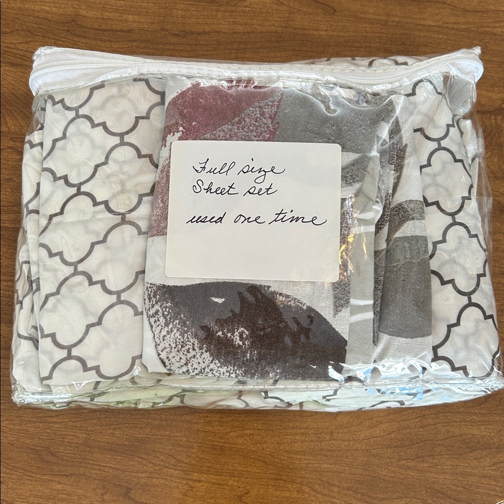 Sheet Set w/Geometric Patterned Fabric